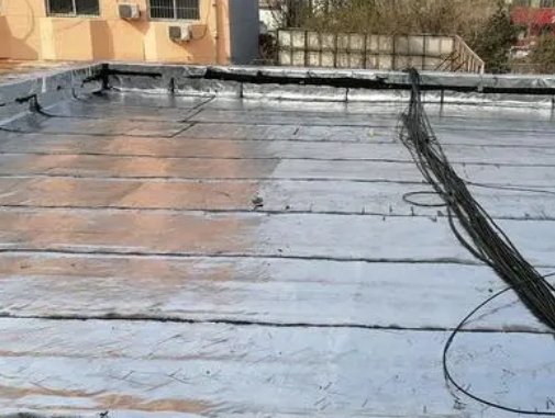 许昌卫生间漏水维修公司分享下许昌屋面楼顶防水刚性防水层施工要点。